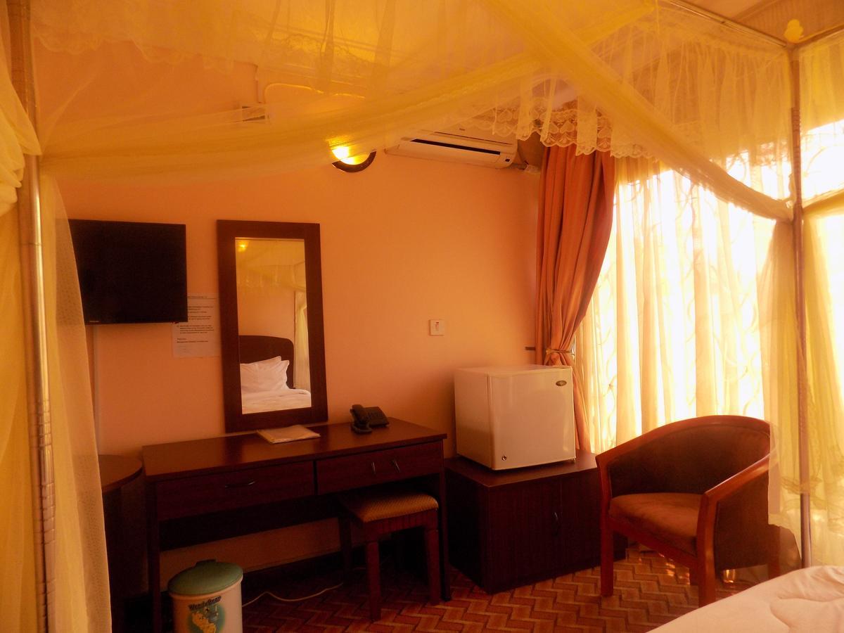 Entebbe Traveller's Hotel Eksteriør billede